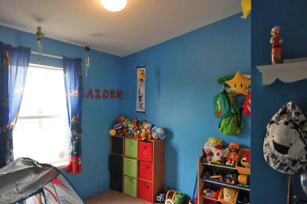 2013 Outlook Road Outlook, WA 98938 - Photo 15 of 18 a room with toys and wooden floor