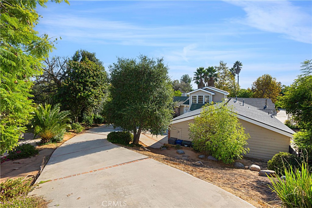 1011 Farrand Court Fallbrook, CA 92028 - Photo 2 of 49 a view of a garden