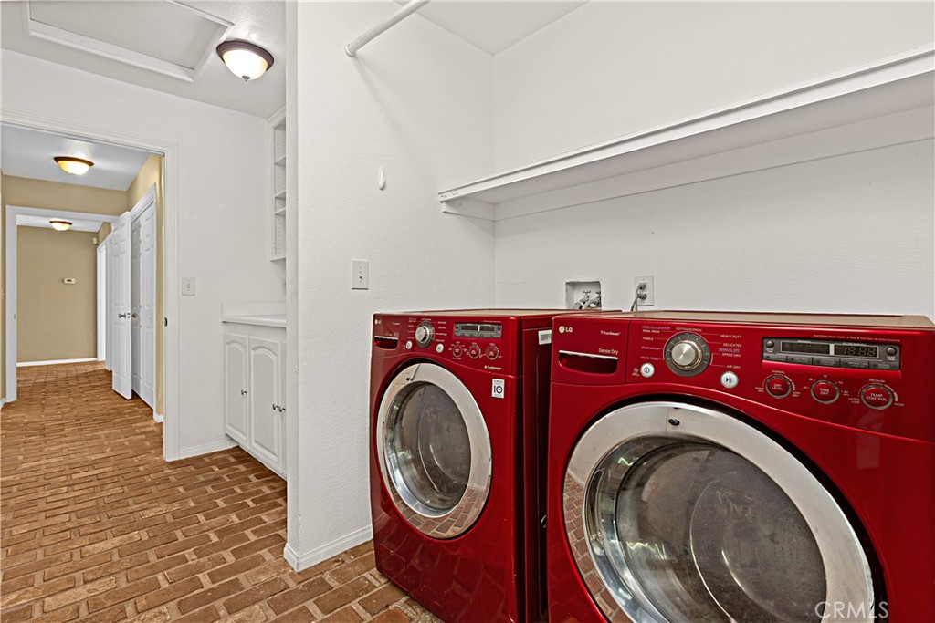 1011 Farrand Court Fallbrook, CA 92028 - Photo 33 of 49 a view of washer and dryer in a utility room