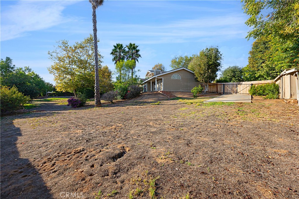 1011 Farrand Court Fallbrook, CA 92028 - Photo 38 of 49 a backyard of a house
