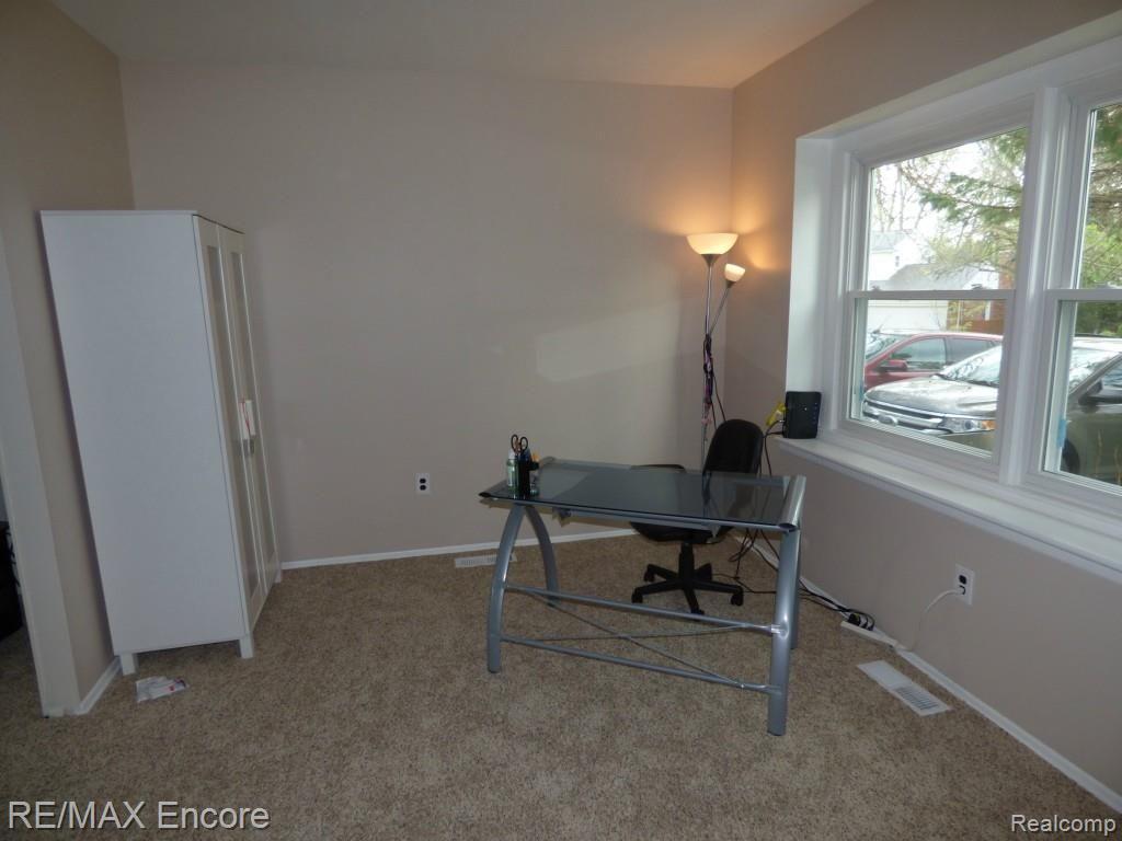 16060 Riverside Street Livonia, MI 48154 - Photo 7 of 23 Gallery Image 7