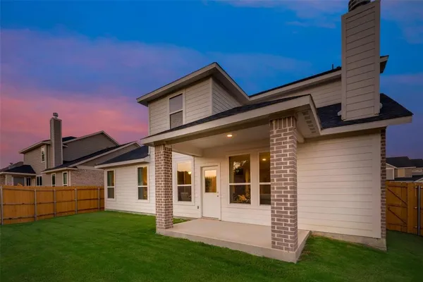 a view of front of a house with a yard