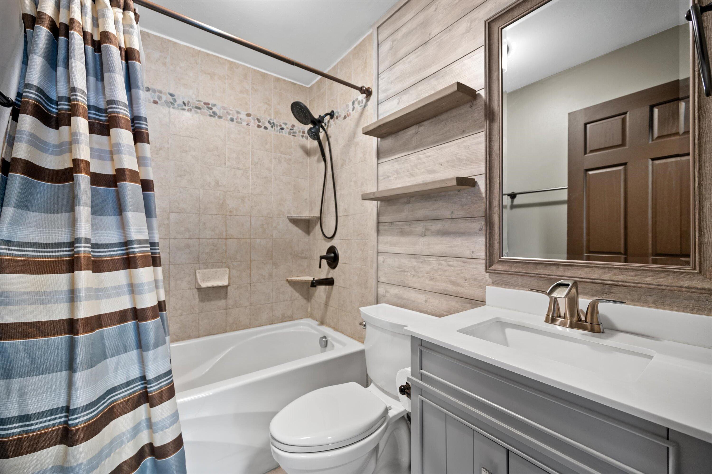 W284-n6506 Hawthorne Road Merton, WI 53029 - Photo 23 of 34 Full Bathroom