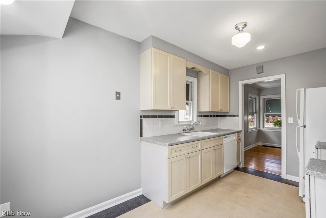 1579 Winchester Road Cleveland, OH 44124 - Photo 3 of 18