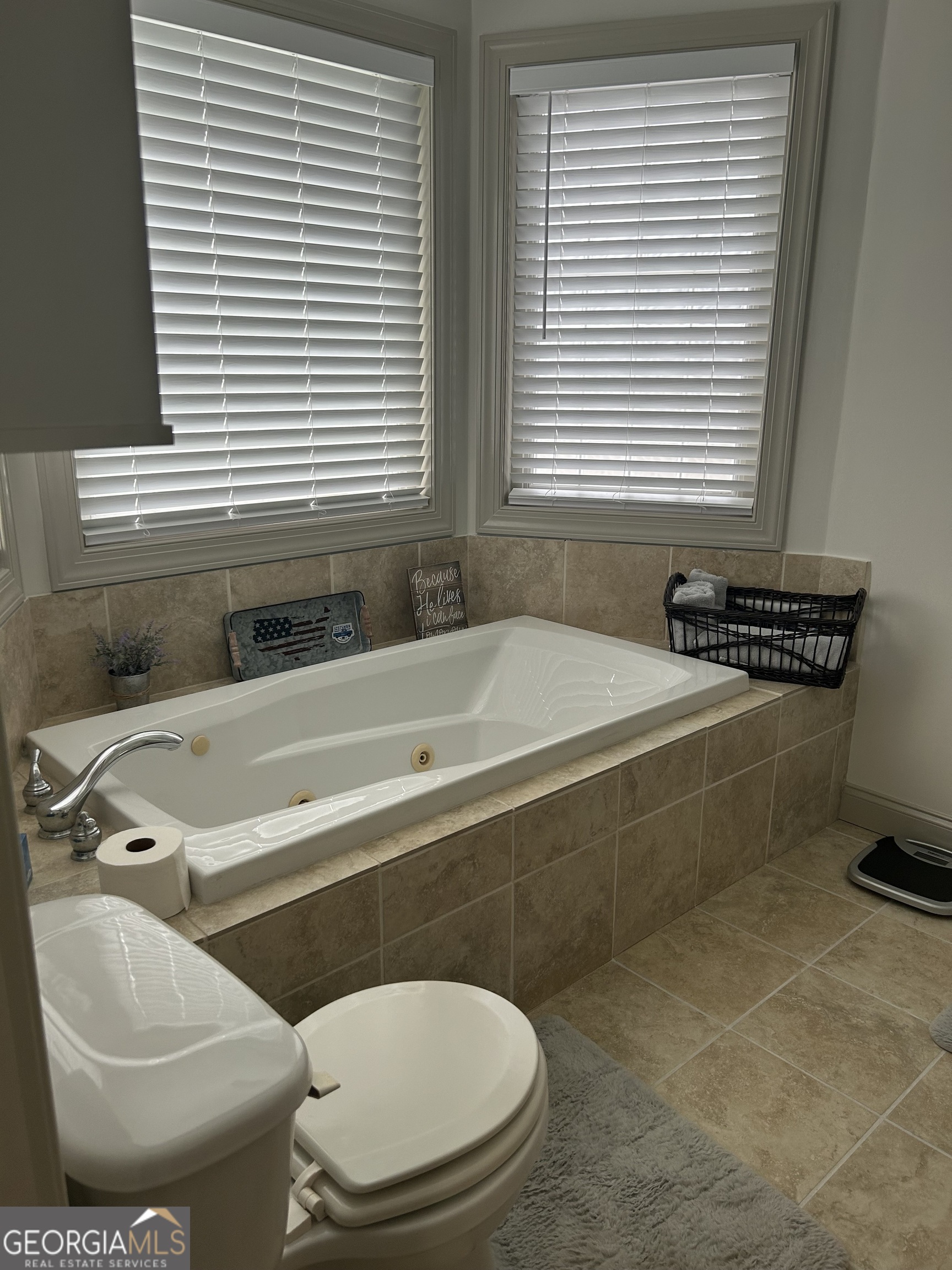 94 24th Avenue Eastman, GA 31023 - Photo 20 of 27 a bathroom with a toilet and a bathtub