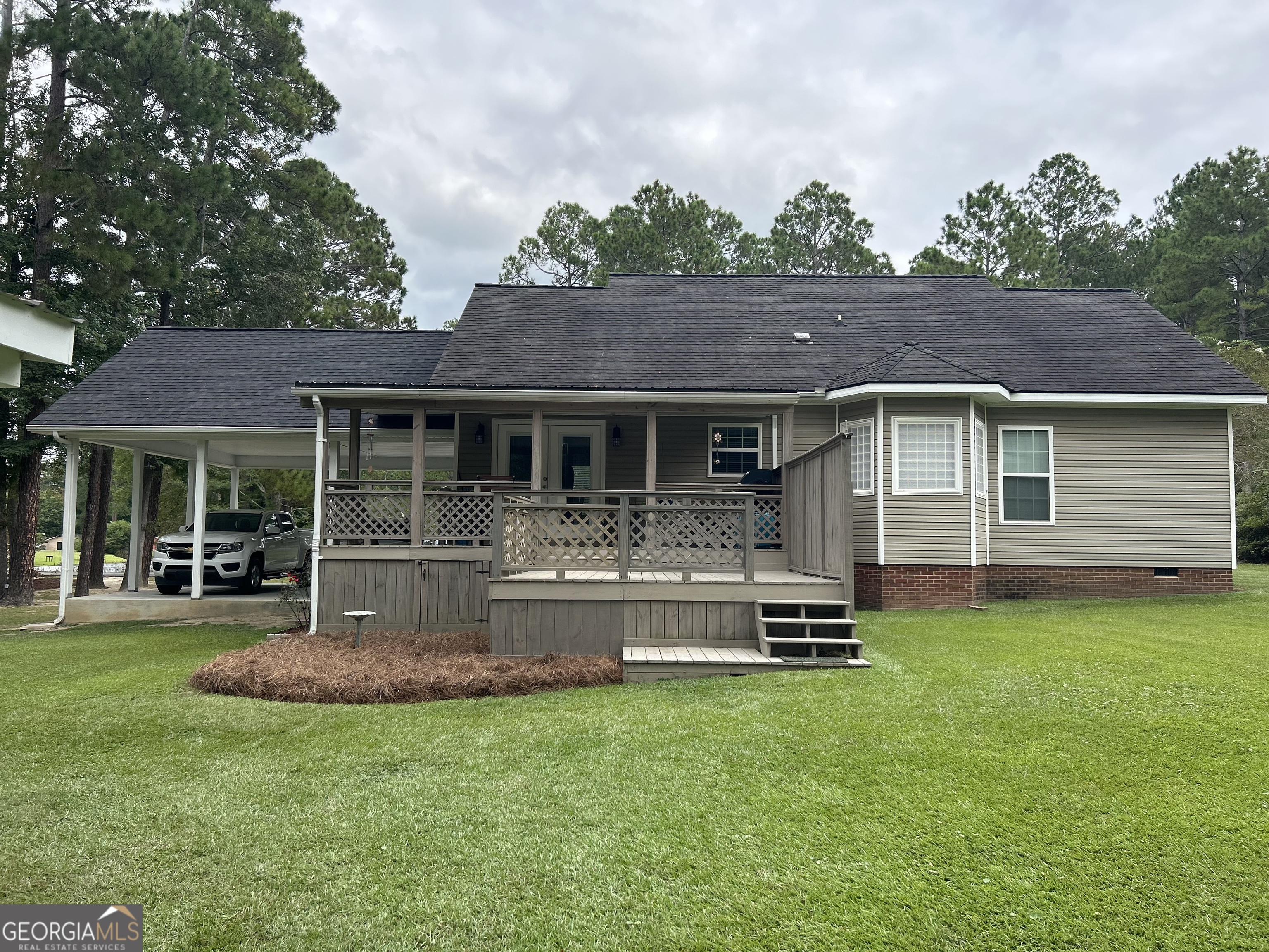 94 24th Avenue Eastman, GA 31023 - Photo 3 of 27 front view of a house with a yard