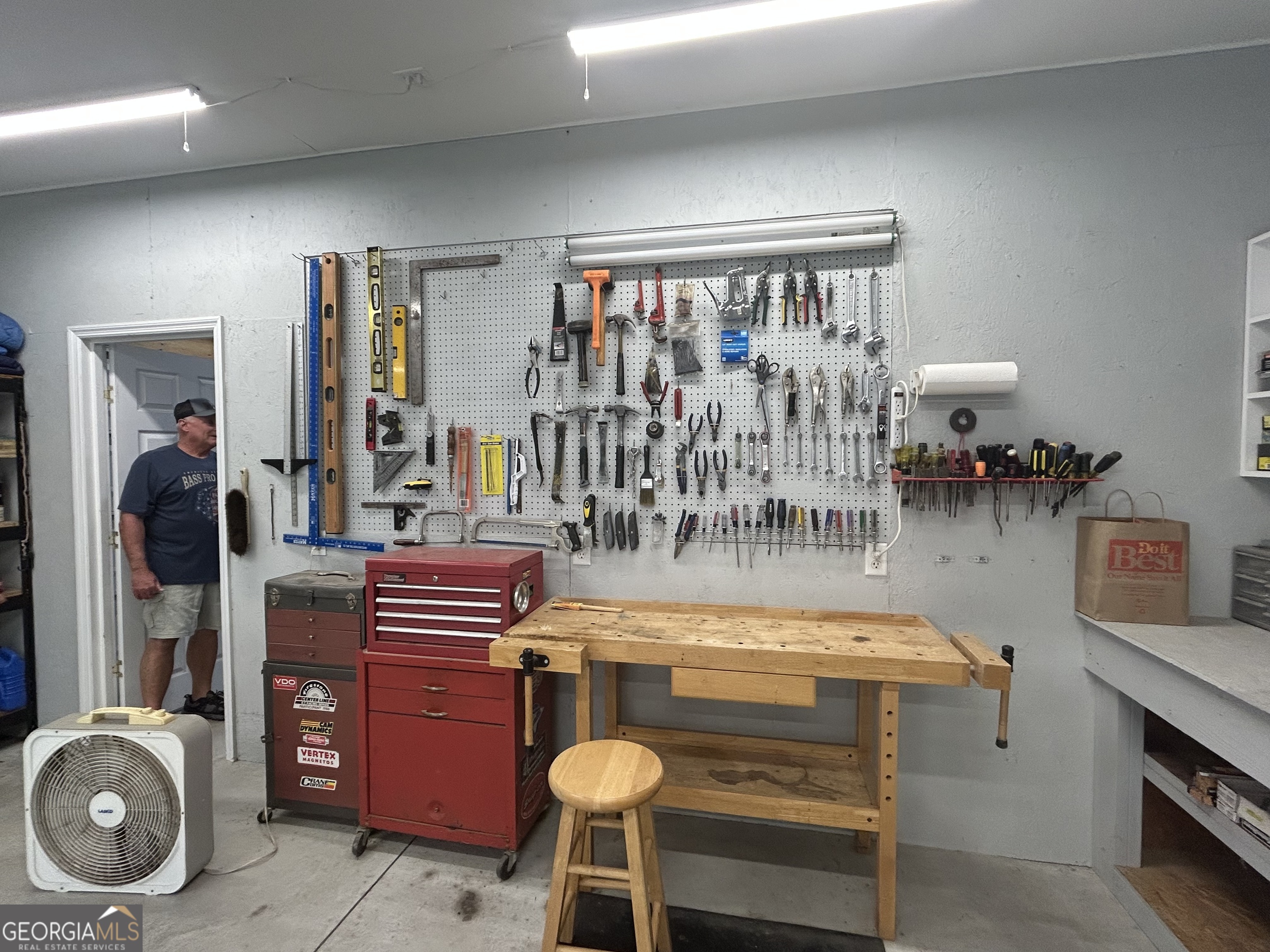 94 24th Avenue Eastman, GA 31023 - Photo 7 of 27 a dining room with furniture and chandelier