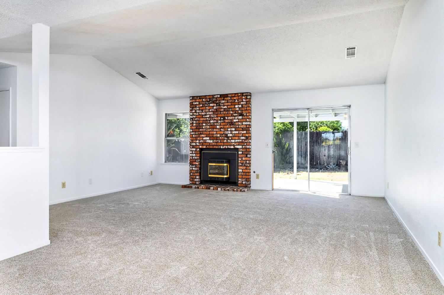 2129 Magnolia Court Sanger, CA 93657 - Photo 7 of 28