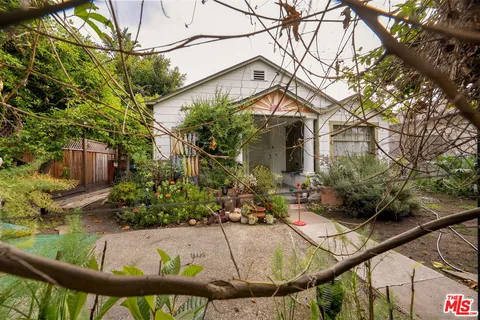 a view of a chair and table in the backyard