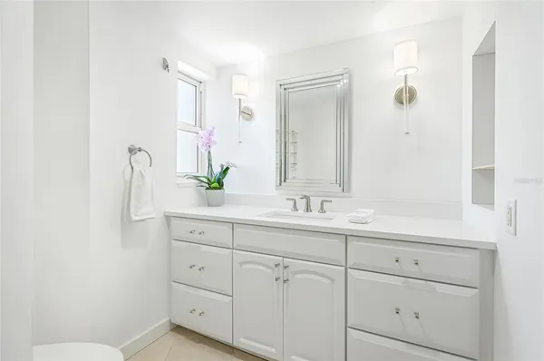 $950,000 | 435 South Gulfstream Avenue, Unit 1004, Sarasota, FL 34236