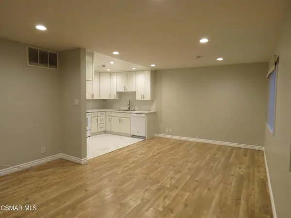 $2,645 | 18547 Collins Street, Unit B14, Tarzana, CA 91356