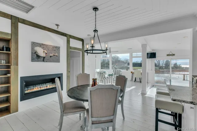 $1,899,000 | 7 Springville Circle, Hampton Bays, NY 11946