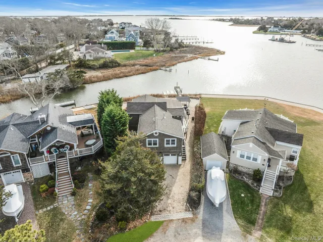 $1,899,000 | 7 Springville Circle, Hampton Bays, NY 11946