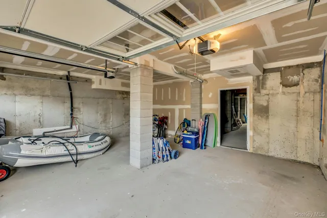 a view of livingroom with furniture