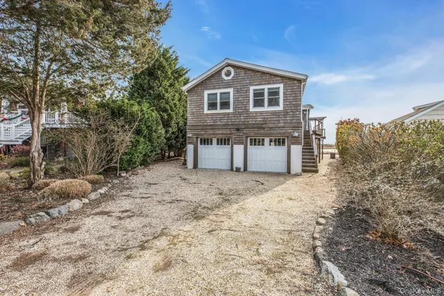 $1,899,000 | 7 Springville Circle, Hampton Bays, NY 11946