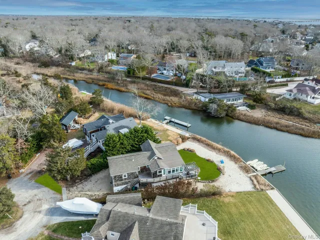 $1,899,000 | 7 Springville Circle, Hampton Bays, NY 11946