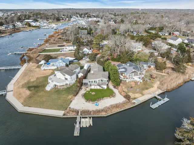 $1,899,000 | 7 Springville Circle, Hampton Bays, NY 11946