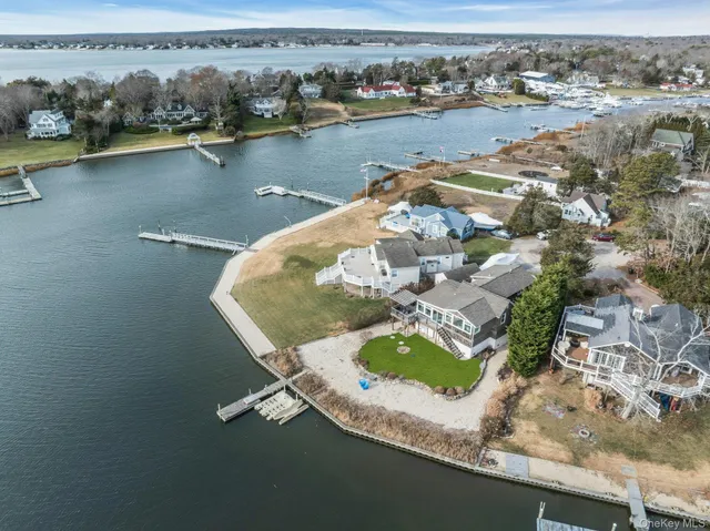 $1,899,000 | 7 Springville Circle, Hampton Bays, NY 11946