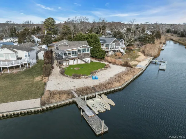 $1,899,000 | 7 Springville Circle, Hampton Bays, NY 11946