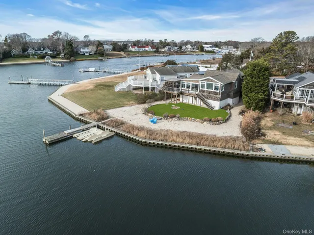 $1,899,000 | 7 Springville Circle, Hampton Bays, NY 11946