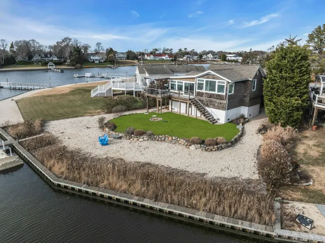 $1,899,000 | 7 Springville Circle, Hampton Bays, NY 11946
