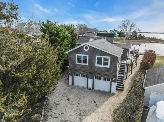 $1,899,000 | 7 Springville Circle, Hampton Bays, NY 11946