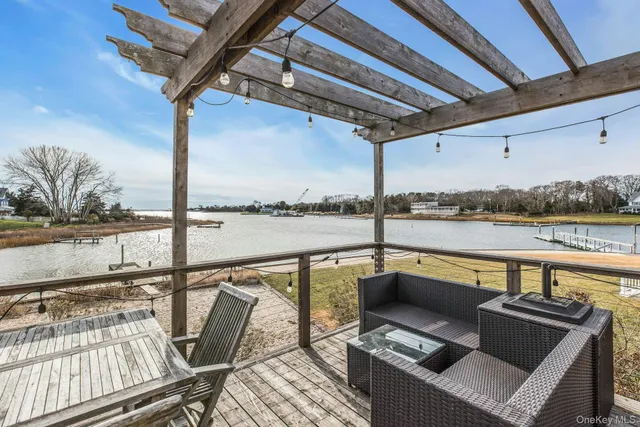 $1,899,000 | 7 Springville Circle, Hampton Bays, NY 11946