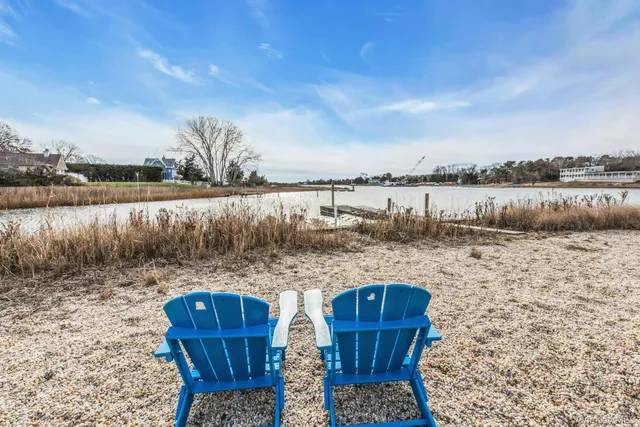 $1,899,000 | 7 Springville Circle, Hampton Bays, NY 11946