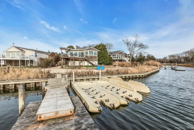 $1,899,000 | 7 Springville Circle, Hampton Bays, NY 11946