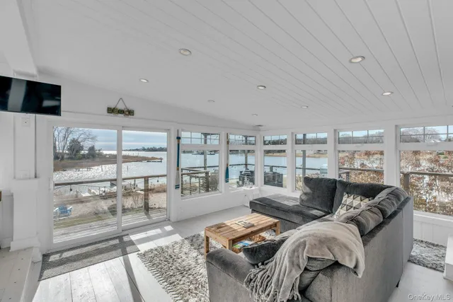 $1,899,000 | 7 Springville Circle, Hampton Bays, NY 11946