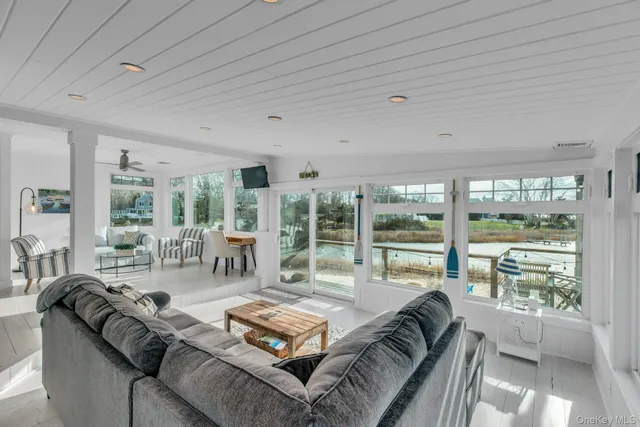 $1,899,000 | 7 Springville Circle, Hampton Bays, NY 11946