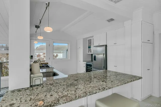 a view of a kitchen and kitchen island
