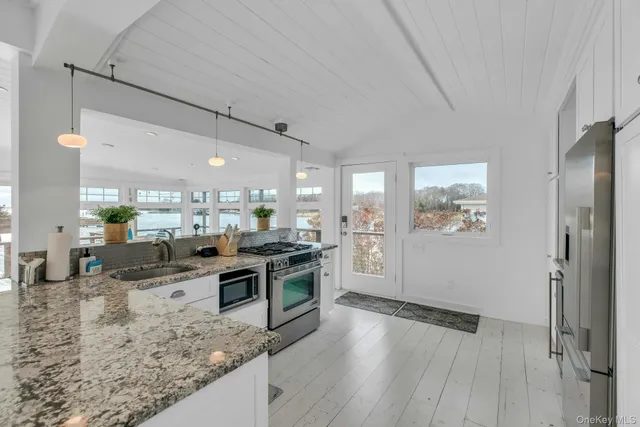 $1,899,000 | 7 Springville Circle, Hampton Bays, NY 11946