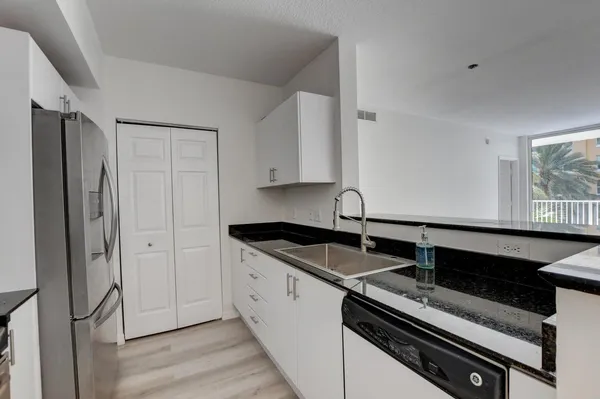 $4,250 | 700 East Boynton Beach Boulevard, Unit 403, Boynton Beach, FL 33435