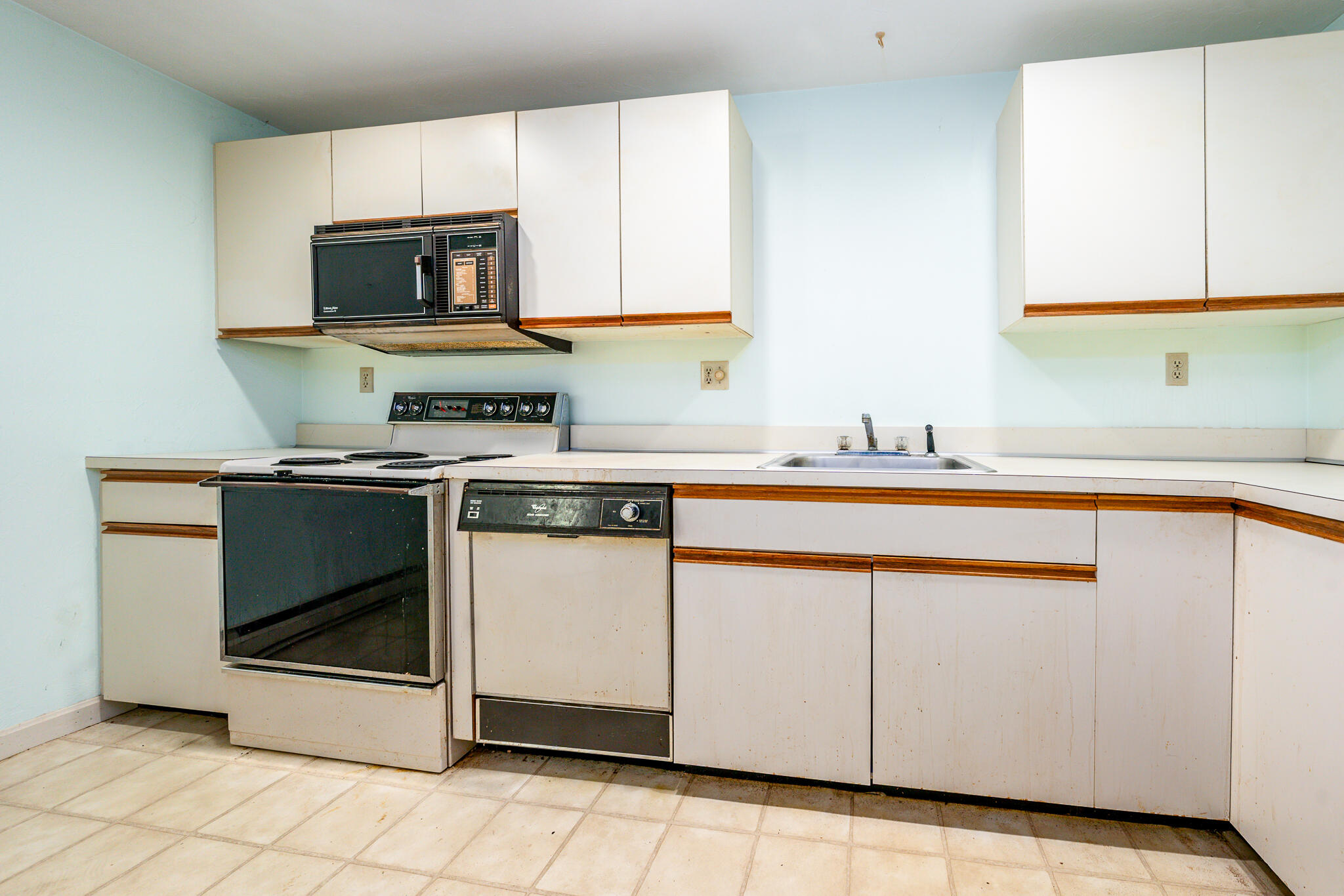 195 Falmouth Road, Unit 8D Mashpee, MA 02649 - Photo 5 of 30 kitchen5