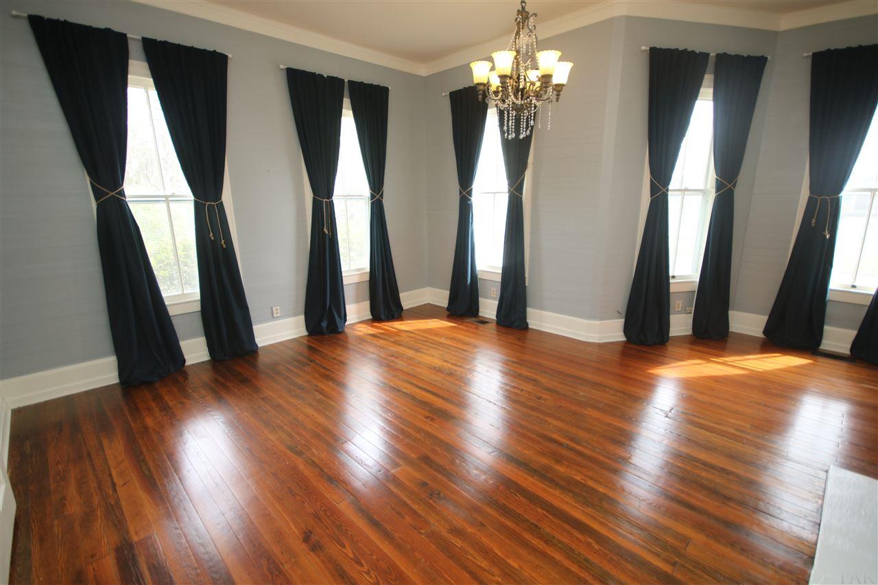6810 Berryhill Road Milton, FL 32570 - Photo 25 of 50 w/ blackout panels. Sitting area to the right.