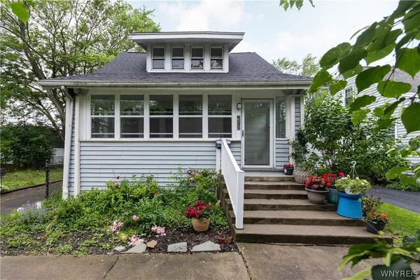$325,000 | 167 Royal Parkway West, Amherst, NY 14221