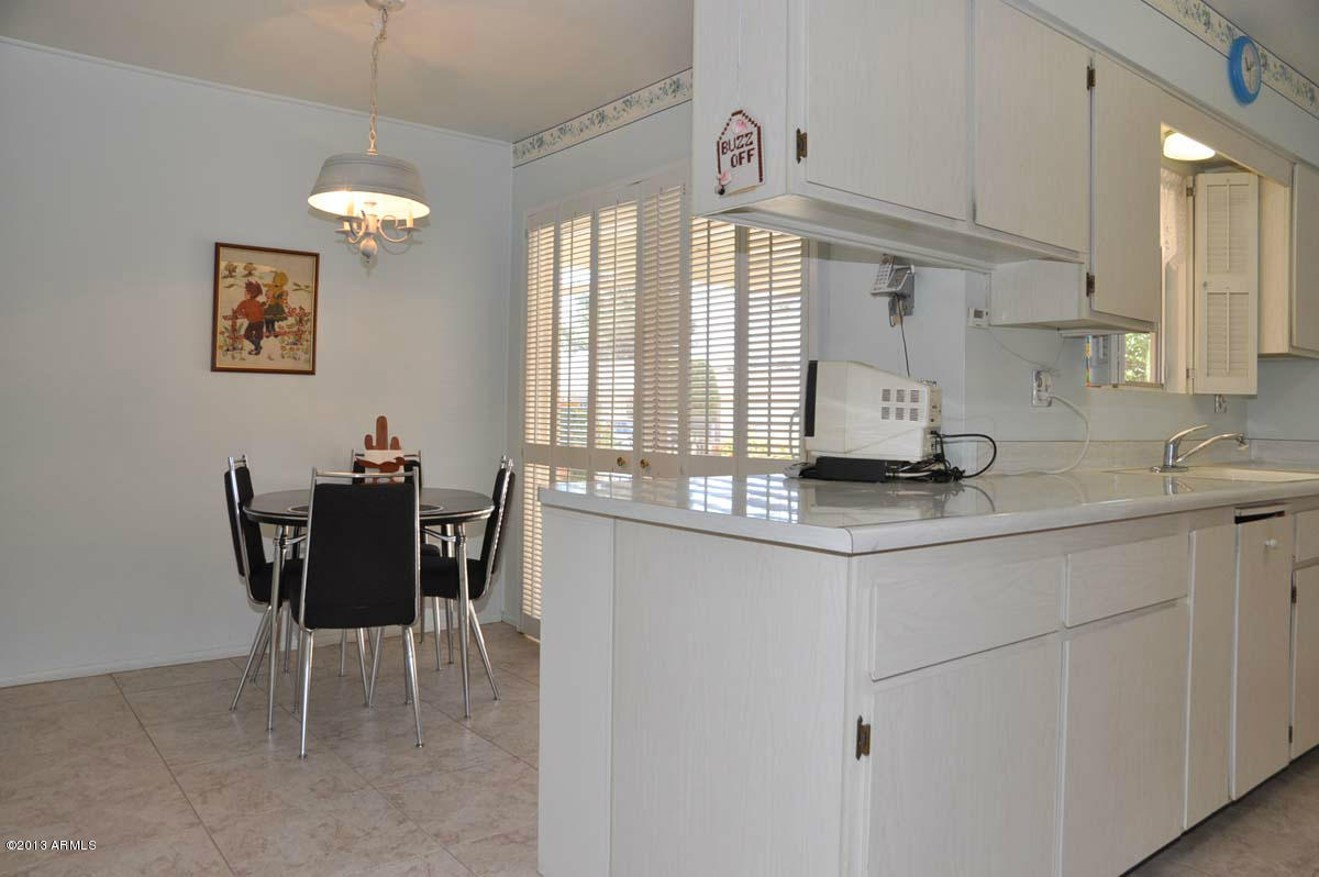 10722 West Hatcher Road Sun City, AZ 85351 - Photo 11 of 24 Kitchen-Breakfast Room