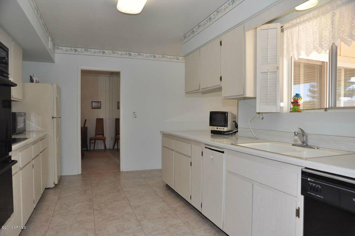 10722 West Hatcher Road Sun City, AZ 85351 - Photo 9 of 24 Kitchen