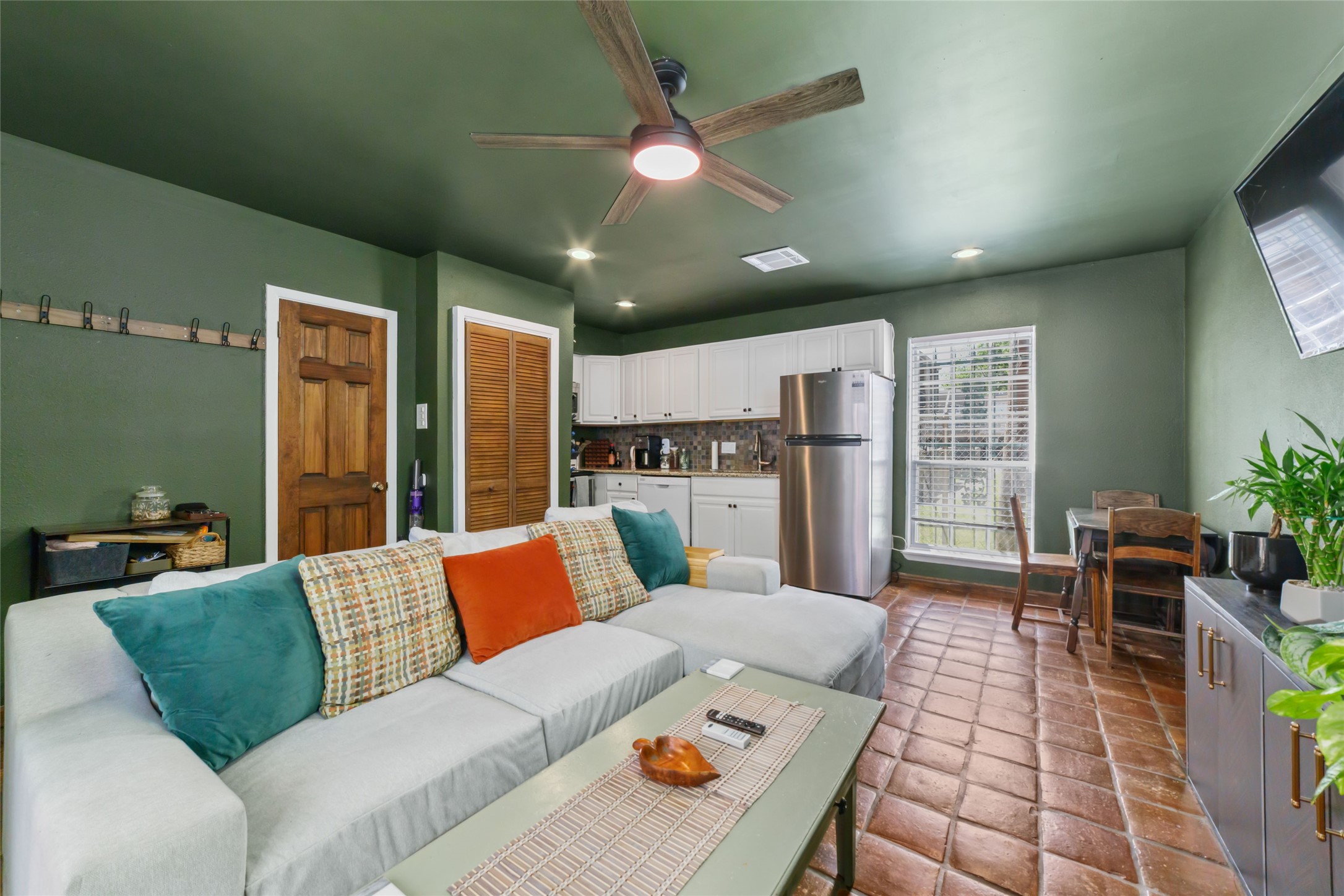 3400 Timmons Lane, Unit 68 Houston, TX 77027 - Photo 12 of 20 a living room with furniture and kitchen view