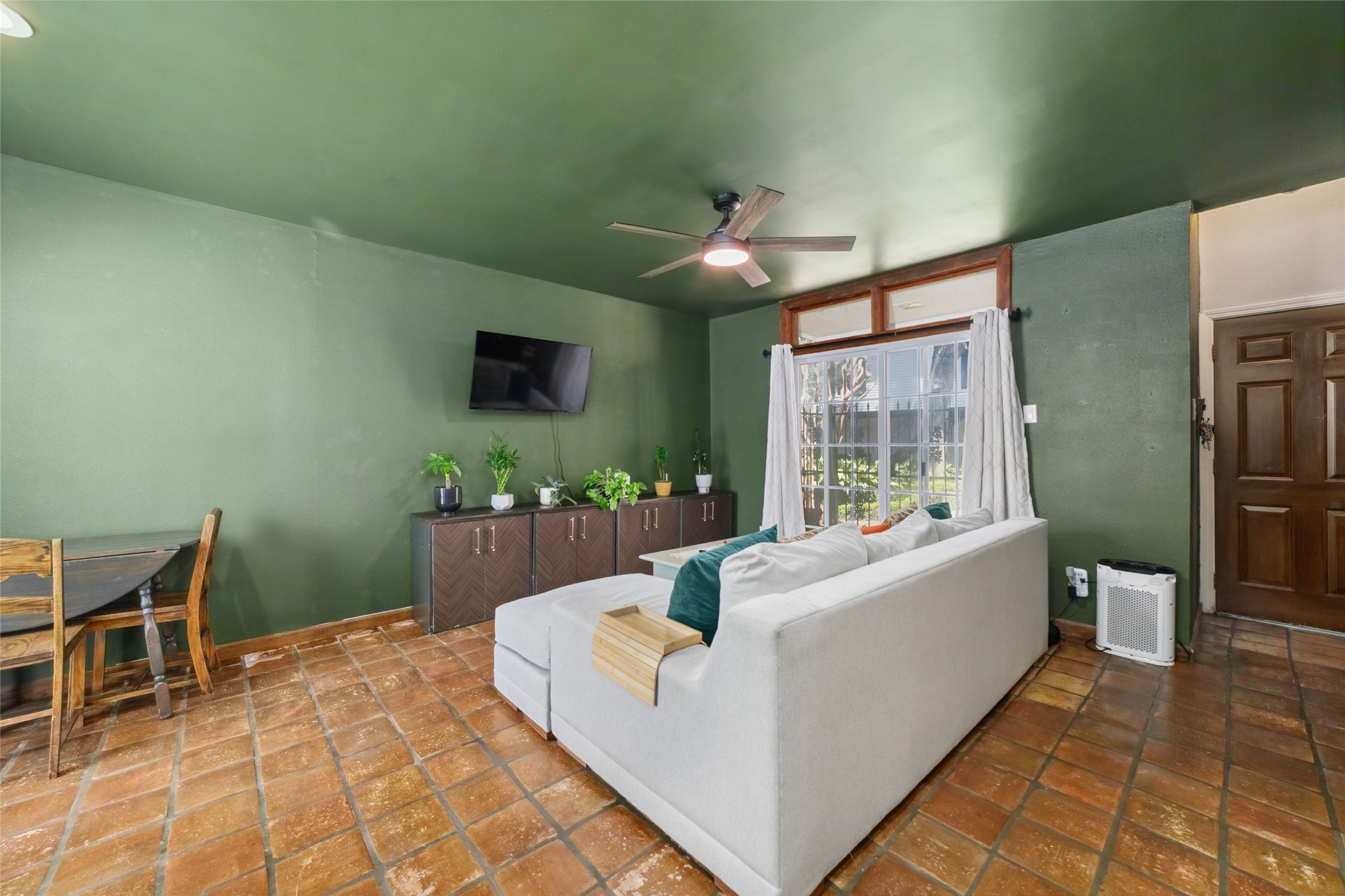 3400 Timmons Lane, Unit 68 Houston, TX 77027 - Photo 14 of 20 a living room with furniture and a flat screen tv