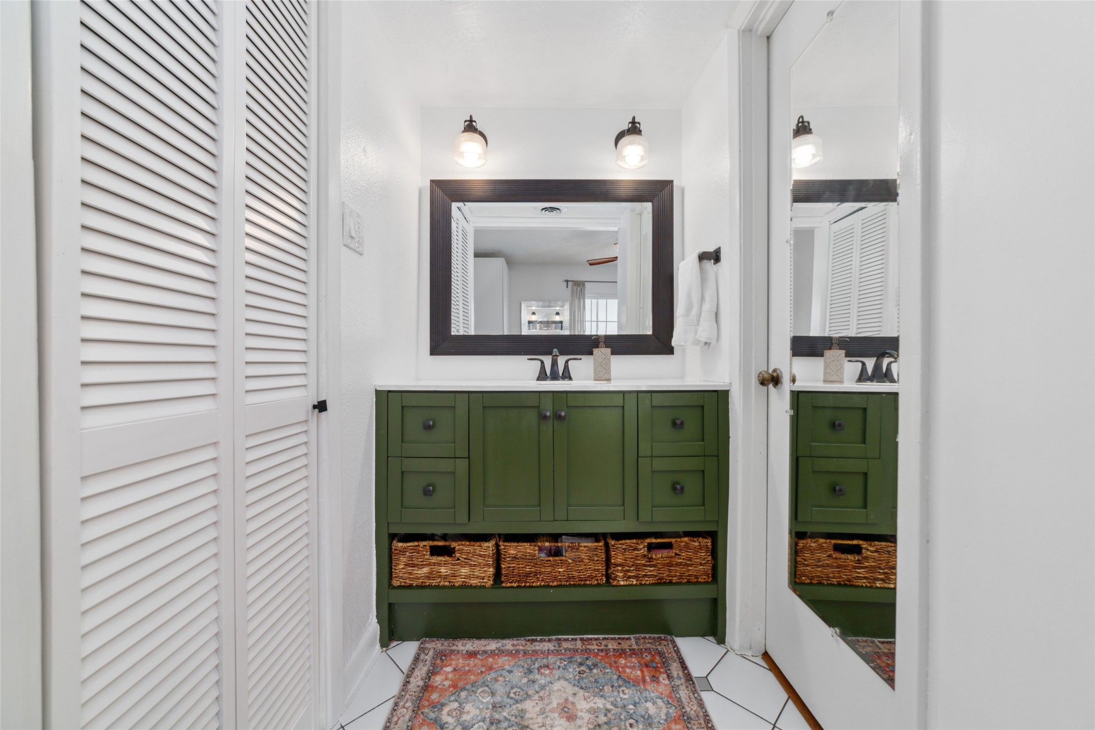 3400 Timmons Lane, Unit 68 Houston, TX 77027 - Photo 10 of 20 a bathroom with a sink and a mirror
