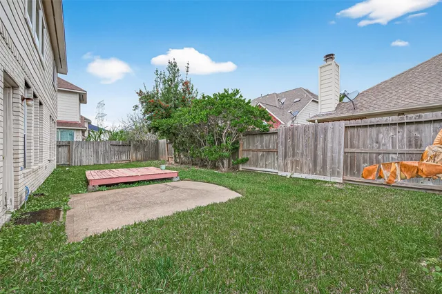 a view of a house with backyard and porch