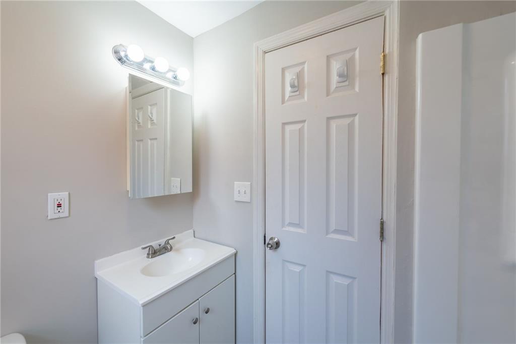130 Chesterfield Road Pittsburgh, PA 15213 - Photo 23 of 36 Full Bathroom