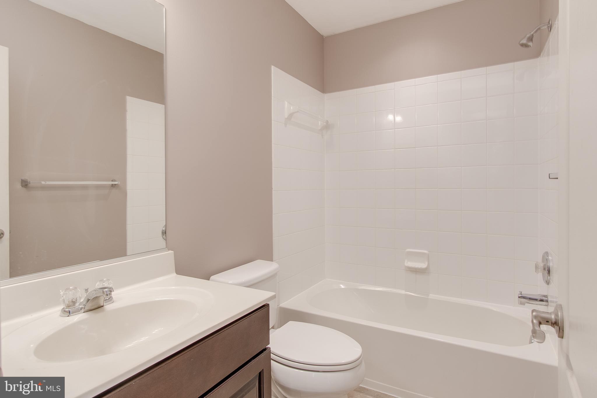 13016 Yellow Jacket Road Hagerstown, MD 21740 - Photo 26 of 42 3rd Floor Hall Bath