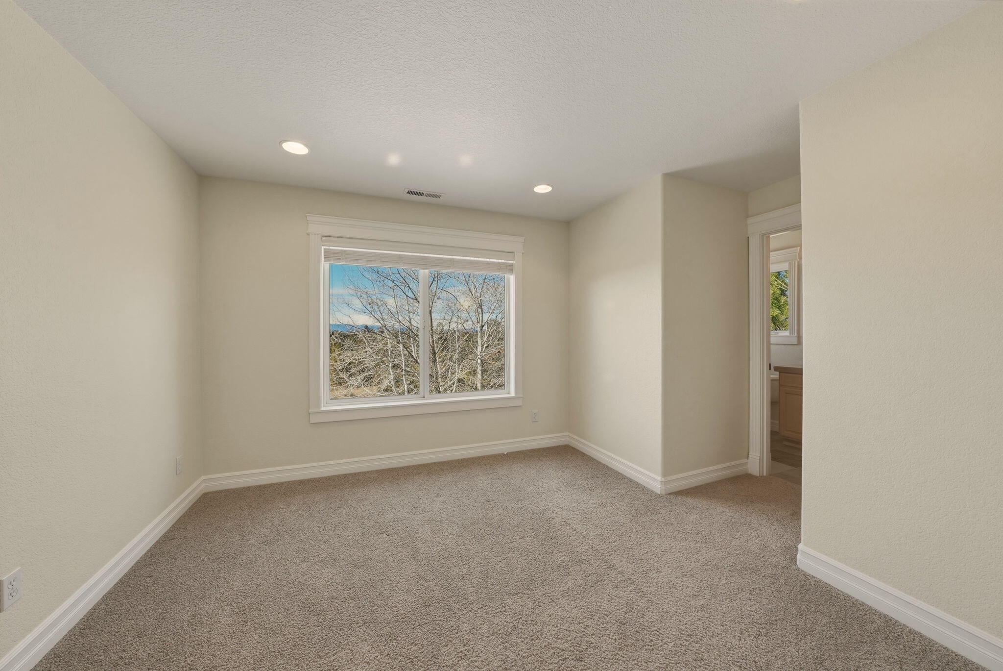 21450 Dale Road Bend, OR 97701 - Photo 42 of 75 Comfortable accommodations including an en suite guest room.