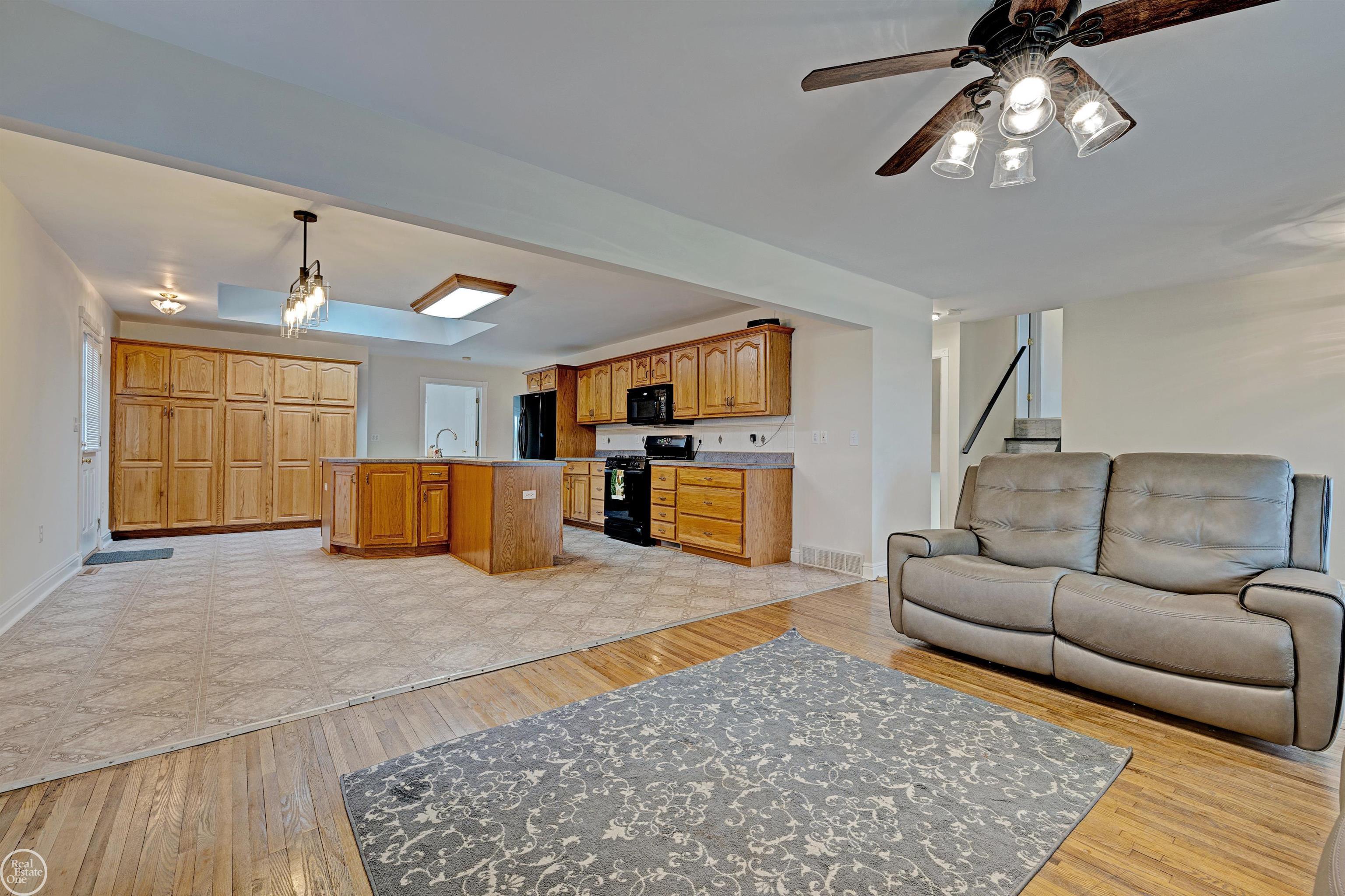1180 West Curtis Road Saginaw, MI 48601 - Photo 13 of 71 50124551-12.JPG