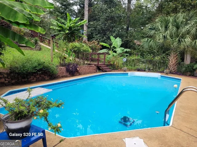 a view of a backyard