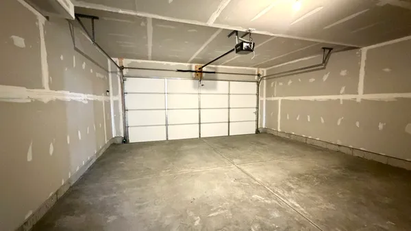 $2,595 | 863 Briar Gln Court, Unit 863, Hampshire, IL 60140