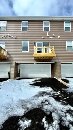 $2,595 | 863 Briar Gln Court, Unit 863, Hampshire, IL 60140